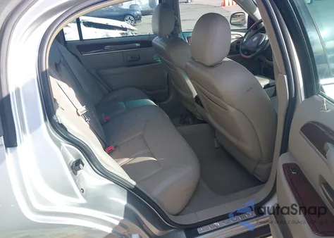 2003 Lincoln Town Car Cartier z USA, uszkodzony, nr VIN 1LNHM83W43Y658895